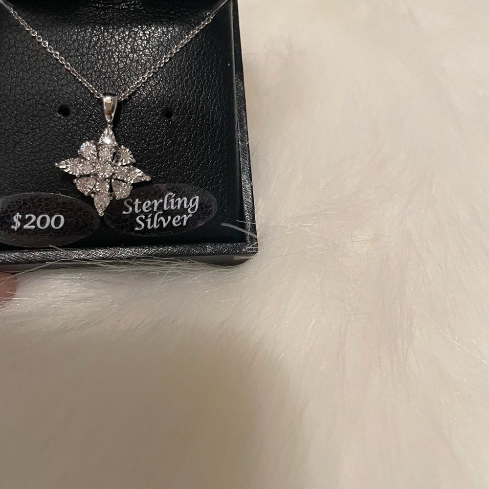 NWT Elegant Sterling Silver Diamond Pendant Necklace. 1/10 CTTW